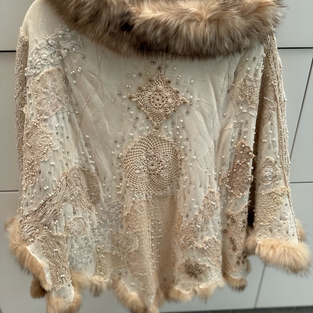 Elegant Cream fox fur lines Women's Cape